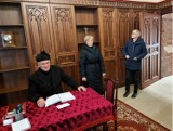  W zakrystii głogowskiej kolegiaty stanął komplet pięknych mebli. Z renowacji wrócił też historyczny krzyż oraz świeczniki