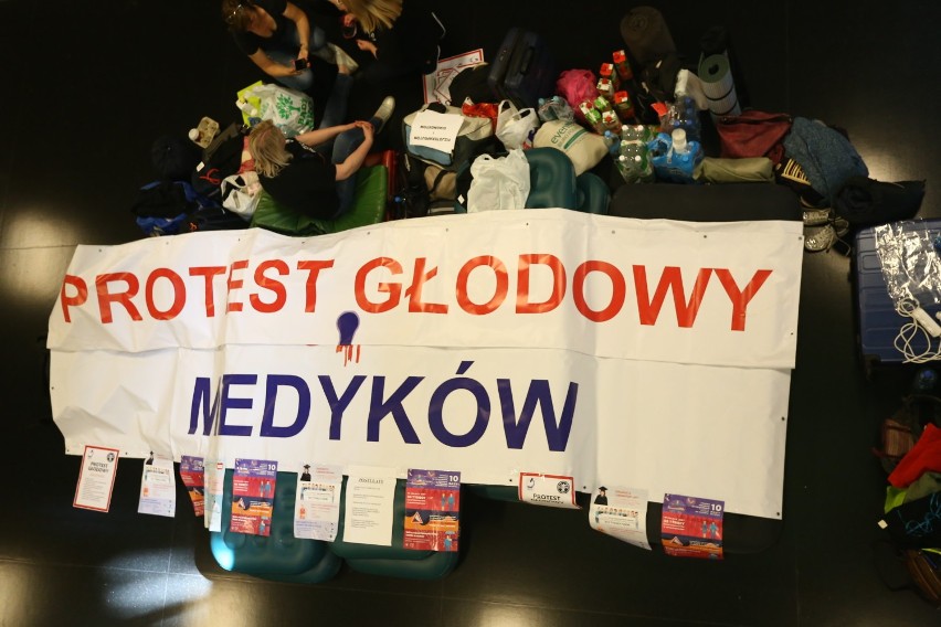 "Nie odpuścimy!". W warszawskim szpitalu trwa protest...