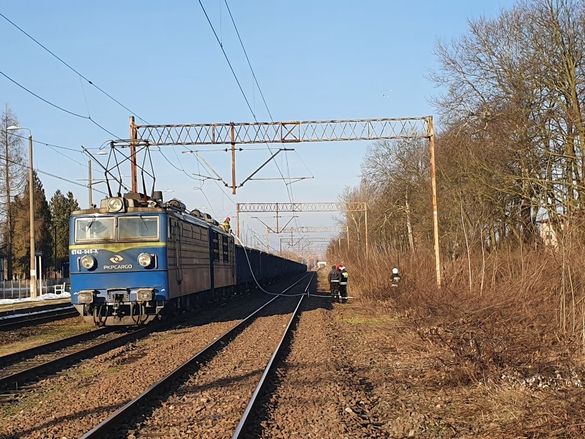 Pożar na stacji Wieluń Dąbrowa. Doszło do przerwania sieci trakcyjnej. Zapalił się wagon załadowany węglem ZDJĘCIA, WIDEO