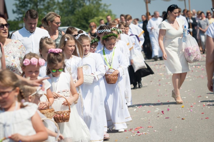 Boże Ciało w Pucku (2019). Wierni ruszyli z Przystani Miłosierdzia w parafii św. Faustyny Kowalskiej w Pucku