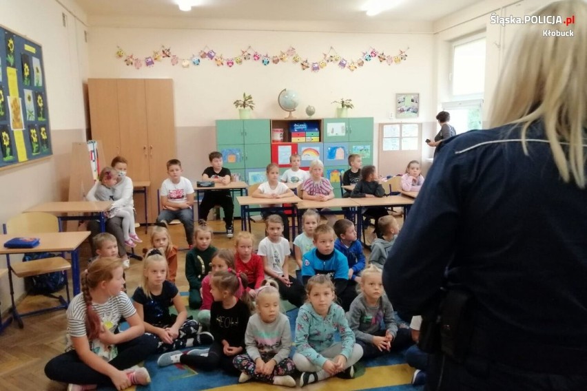 "Bezpieczna droga do szkoły" w Łobodnie, Zawadach i Węglowicach. Policjanci przekazali najmłodszym upominki