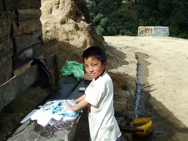 W takich i o wiele cięższych warunkach pracuje obecnie ok. 220 mln dzieci na całym świecie. Najwięcej - 127 mln w Azji. http://commons.wikimedia.org/wiki/File:Child_