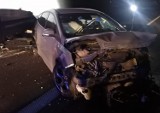 Wypadek na S5 między węzłem Kłecko a Modliszewo. Ciężarówka zderzyła się z samochodem osobowym