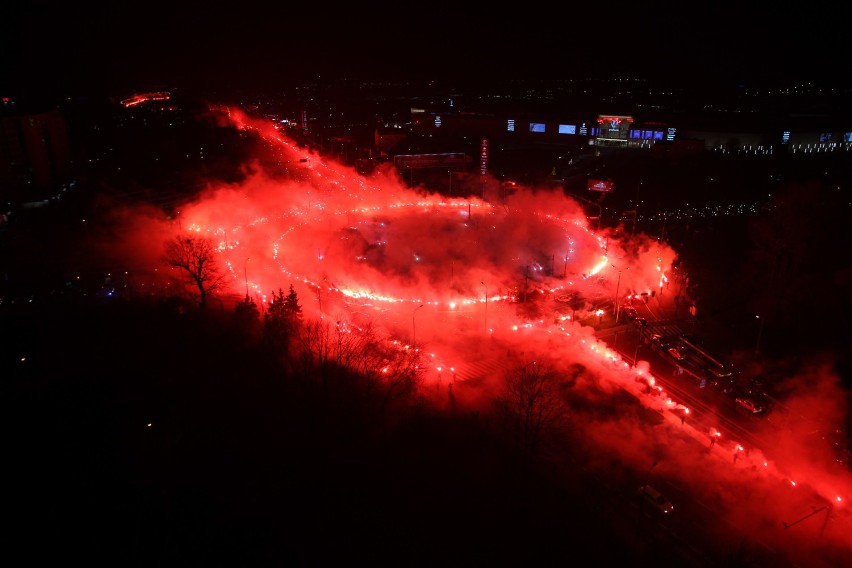 Kibice Lecha odpalili 2 tysiące rac na ulicach Poznania! [ZDJĘCIA]