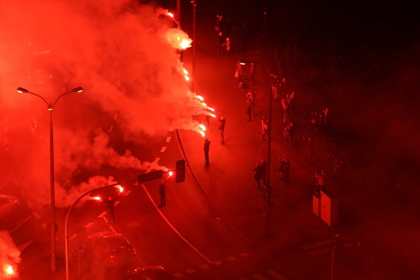 Kibice Lecha odpalili 2 tysiące rac na ulicach Poznania! [ZDJĘCIA]
