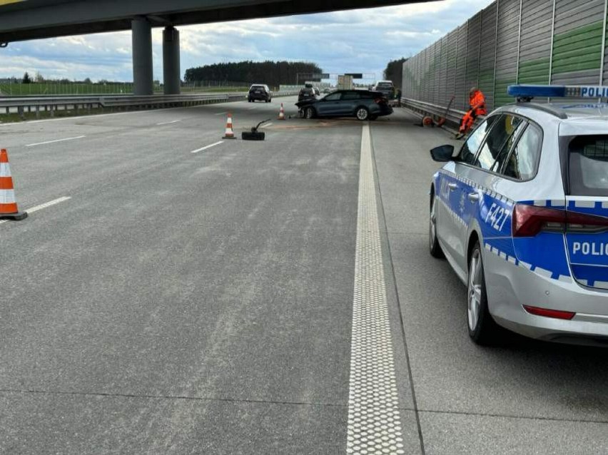 Kolizja na A1 pod Piotrkowem. Nietrzeźwy kierowca wjechał w bariery