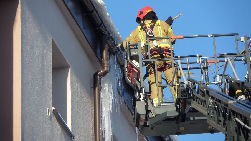 Myszków. Strażacy usuwają niebezpieczne  sople zwisające z dachów ZDJĘCIA
