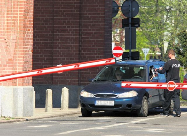 Administracja cmentarza zapowiada, że akcja kontroli pojazdów będzie nadal prowadzona. Ma to przeciwdziałać fali kradzieży z terenu nekropolii.