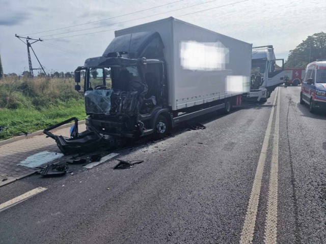 Dwie kolizje na drodze krajowej nr 24 w Rozbitku. Zderzyły się trzy auta ciężarowe. Droga była zablokowana przez ponad dwie godziny (10.08.2023).