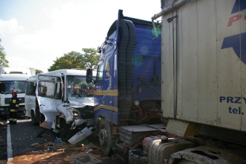 4 ciężarówki i autobus zderzyły się na drodze krajowej nr...