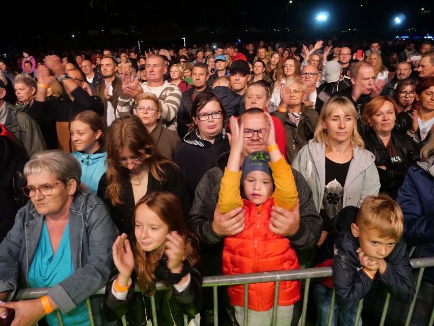 Budka Suflera na Targach Michałowskich w Mieścisku. Koncert znanej grupy przyciągnął tłum