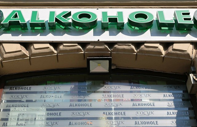 Zakaz sprzedaży alkoholu w Krakowie obowiązuje między północą a godz. 5.30, na terenie całego Krakowa, z wyłączeniem lokali gastronomicznych, m. in. restauracji i barów.