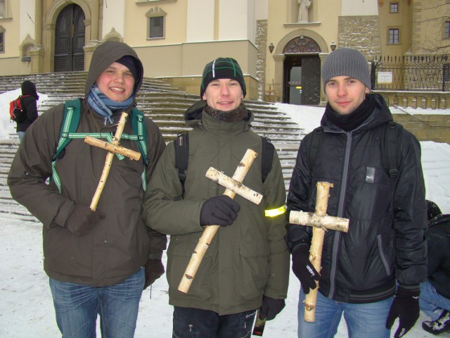 Szli z krakowskiego kościoła św. Józefa w Podgórzu w różnych intencjach, siedmioma drogami. Dwie z nich były przeznaczone dla pielgrzymowania w samotności, a pozostałymi szły grupy. Trasy przygotowano tak aby wiodły po bezdrożach, aby nic nie przeszkadzało pielgrzymom w medytacji.