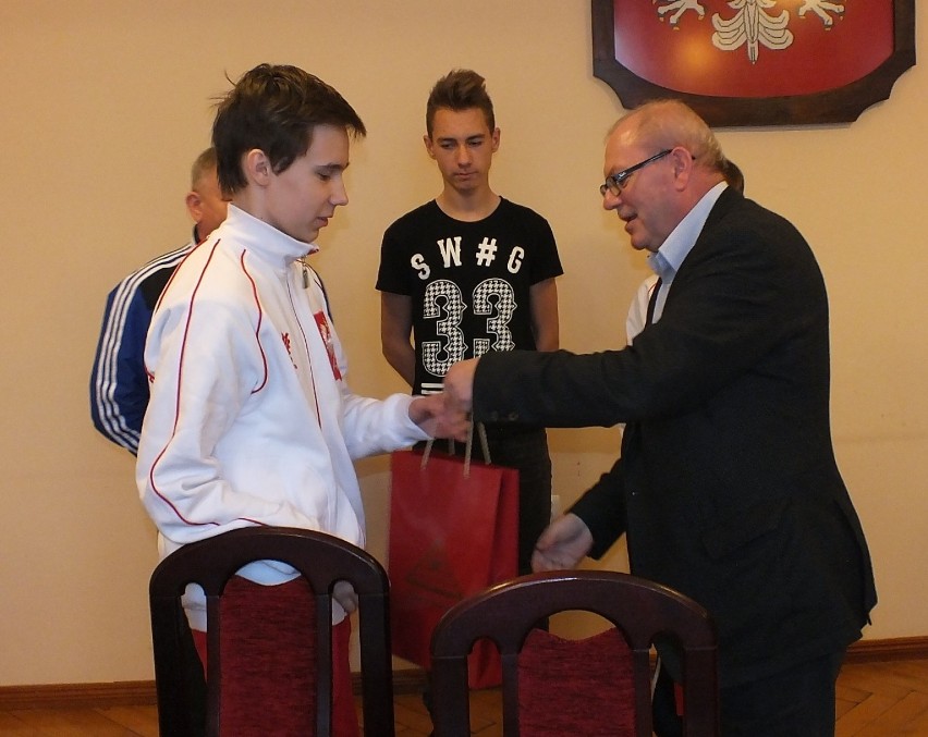 Starosta malborski nagrodził piłkarza i dwóch karateków