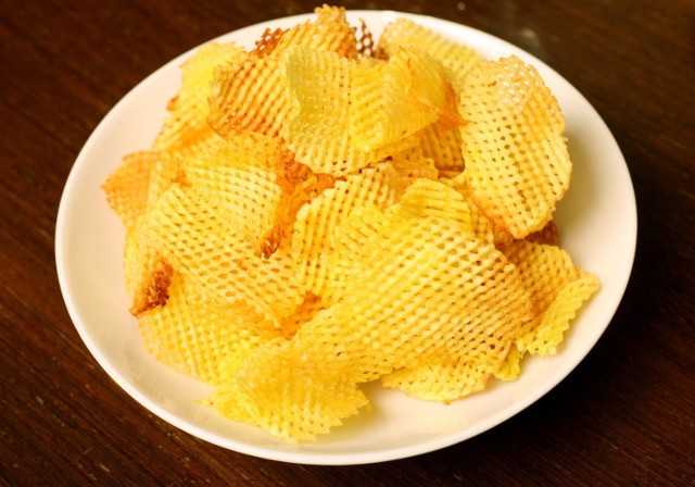 Chipsy: w 100g przysmaku z aromatem cebulowym jest około 515 kcal.