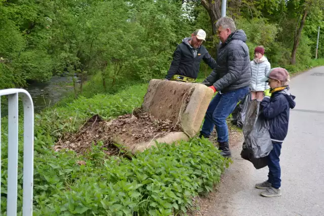 Podczas nieco ponad trzech godzin akcji sprzątania brzegów Kotlanki, wolontariusze zebrali około 150 worków z różnymi odpadami