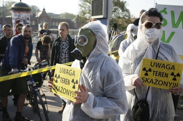 2. Atom stop. Pomorska Inicjatywa Antynuklearna zorganizowała we wtorek, w 25 rocznicę tragedii w Czarnobylu, demonstrację przeciwko budowie w Polsce
elektrowni jądrowych. Młodych przeciwników energetyki jądrowej wsparli również ci, którzy ponad 20 lat temu sprzeciwiali się budowie pierwszej w Polsce elektrowni atomowej