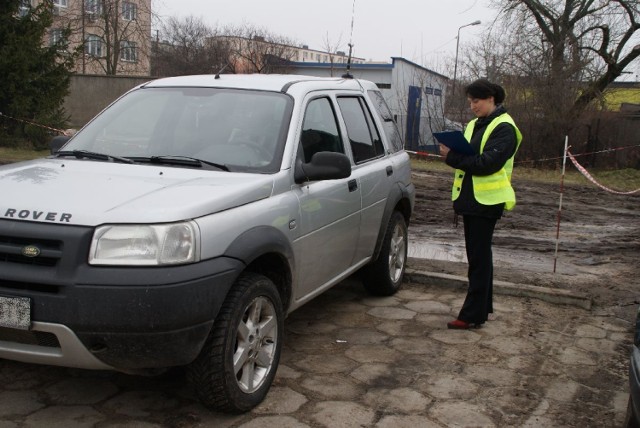 Podczas zatrzymania policjanci zabezpieczyli land rovera, którym złodzieje próbowali wywieźć kable