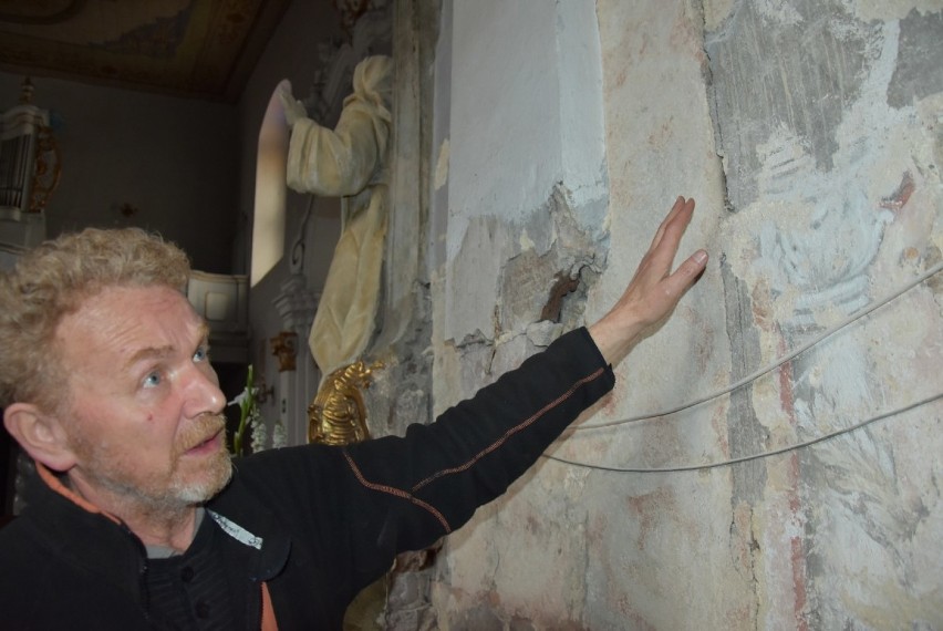 Konserwatorzy odkryli renesansową polichromię i napis na ścianie