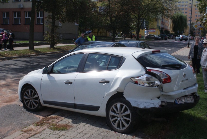 Kolizja na ulicy Widok w Kaliszu. Kierowca BMW skasował trzy auta. ZDJĘCIA