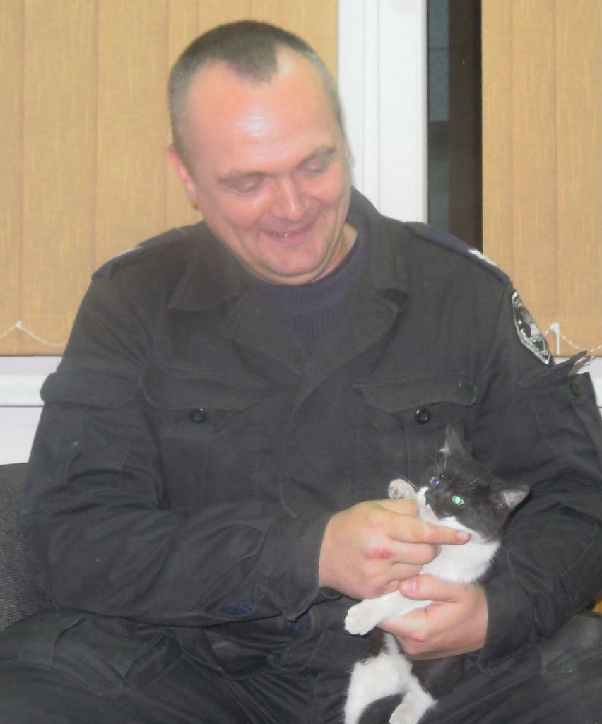 Sierżant sztabowy Konrad Gajewski i uratowany kotek "Dukato"