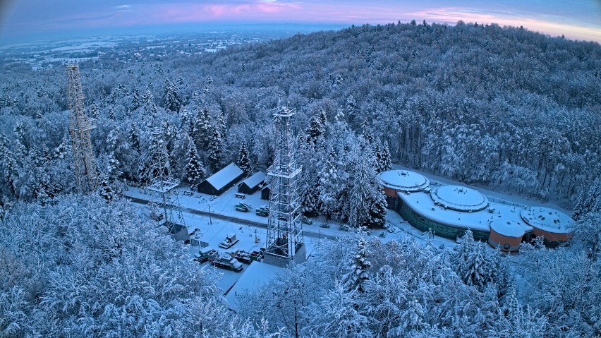 Skansen naftowy w Bóbrce w zimowej odsłonie. Tu narodził się przemysł, który zrewolucjonizował świat [ZDJĘCIA]