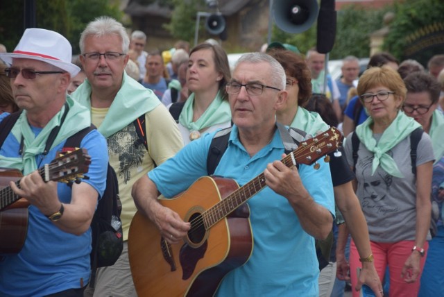 XXXVI Tyska Pielgrzymka Piesza na Jasną Górę. Wyjście z kościoła św. Marii Magdaleny w Tychach