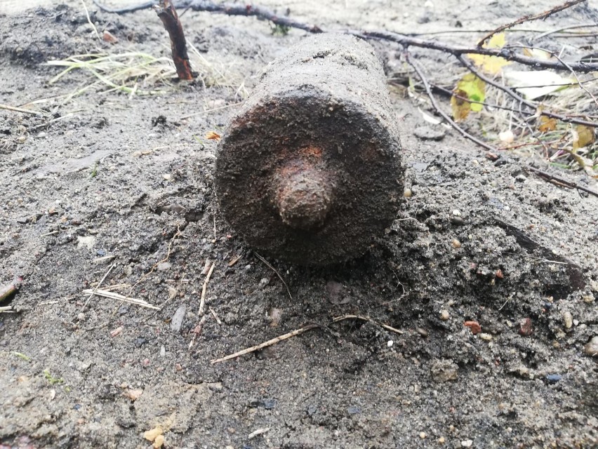 Łask Kolumna. Pocisk artyleryjski na budowie