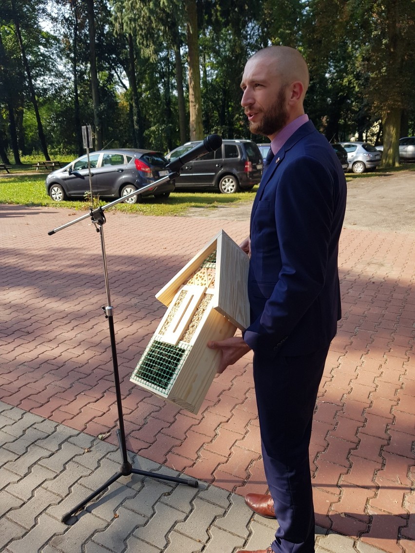 Burmistrz Śmigla przekazała uczniom domki dla owadów