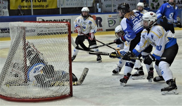 Półfinał ekstraklasy hokeistek: UKHK Unia Oświęcim - Stoczniowiec Gdańsk 0:3. Na zdjęciu: Magdalena Łąpieś zdobywa trzecią bramkę dla gdańszczanek.