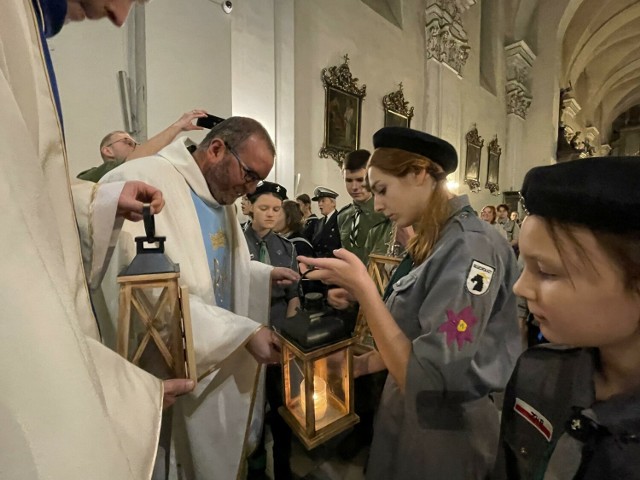 Betlejemskie Światło pokoju przynieśli do Opola harcerze dwóch organizacji: ZHP i ZHR, następnie kapłani przekazali ogień wiernym przybyłym z różnych stron diecezji.