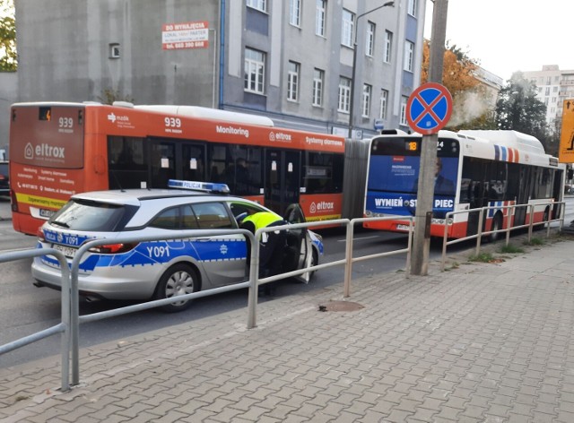 Poszkodowana została pasażerka autobusu komunikacji miejskiej w Radomiu.