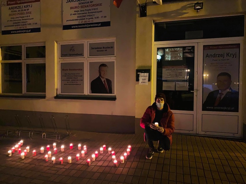 Napis „WON” przed biurem posła Prawa i Sprawiedliwości Andrzeja Kryja w Ostrowcu. W niedzielę na Rynku protest kobiet [ZDJĘCIA]