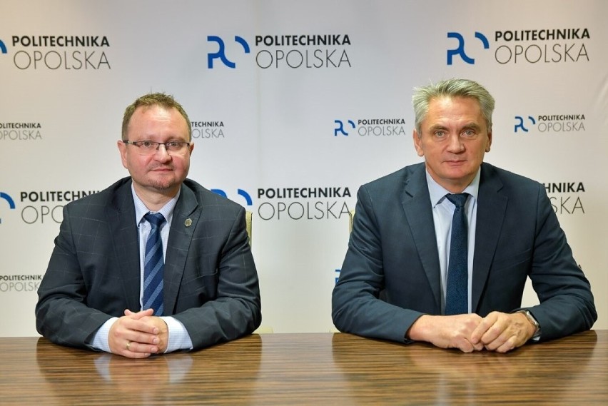 Profesor Marcin Lorenc (z prawej) rektor Politechniki...