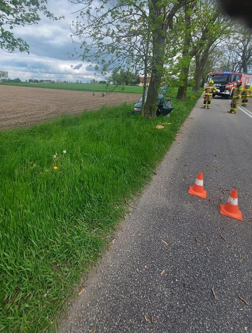 Gmina Damasławek. Wypadek! Samochód osobowy zjechał z drogi i uderzył w drzewo 