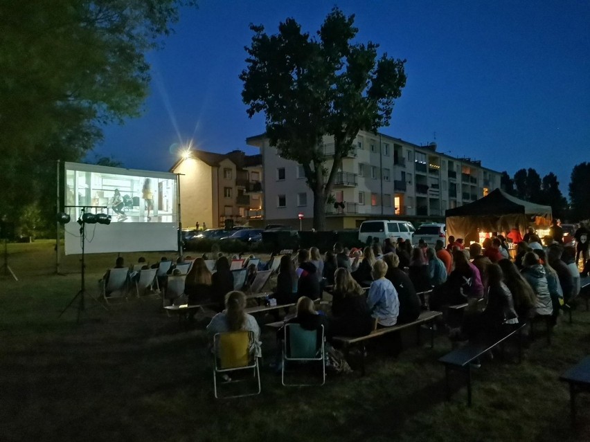 Kolejny seans kina plenerowego w Wągrowcu. Na Straszewie pojawiło się dużo widzów