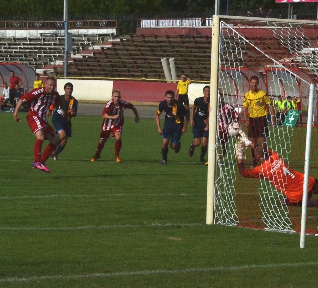 Ostrovia przegrała z Ruchem Zdzieszkowice 0:1. Bramkarz gości broni strzał Wiącka z karnego