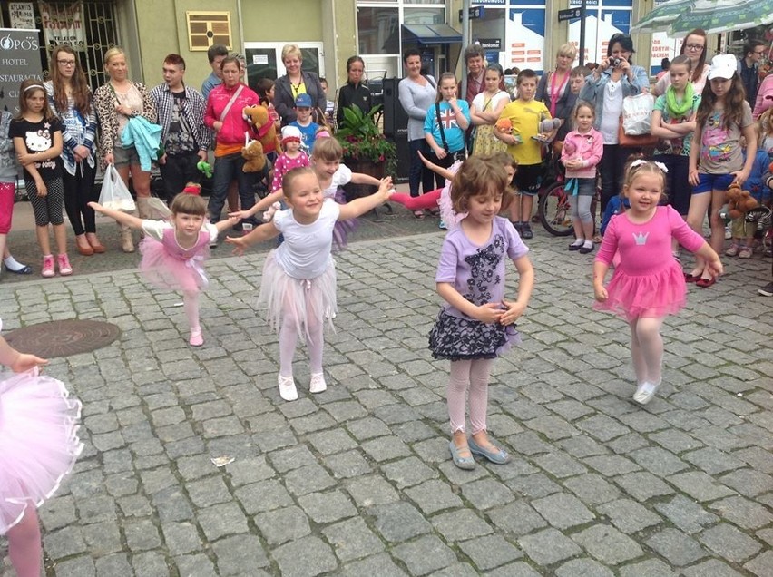 Wałbrzych: Małe baletnice z Demi Dance School zatańczyły na Rynku