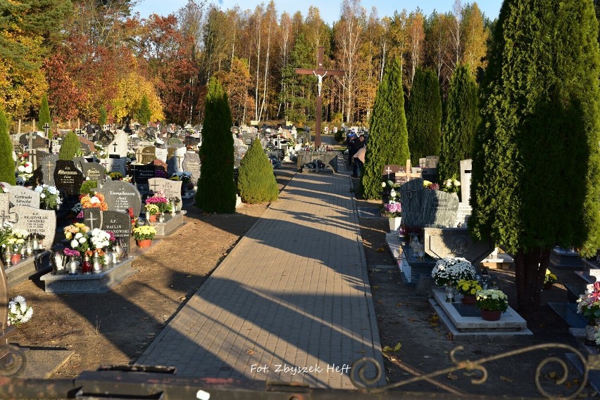 Delegacja Młodzieżowej Drużyny Pożarniczej wraz z opiekunem udała się na cmentarz parafialny w Strzelnie - 30 października 2021
