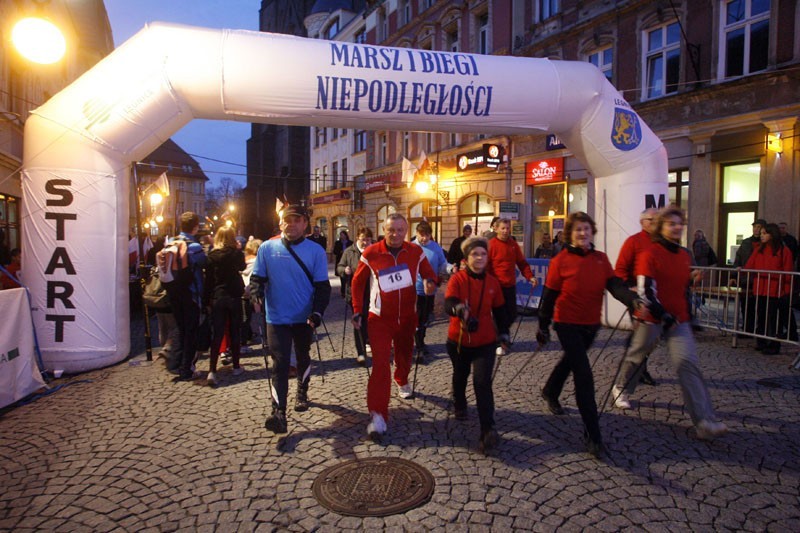 Legnica: Szli i biegli w rocznicę odzyskania przez Polskę niepodleglości(ZDJĘCIA)