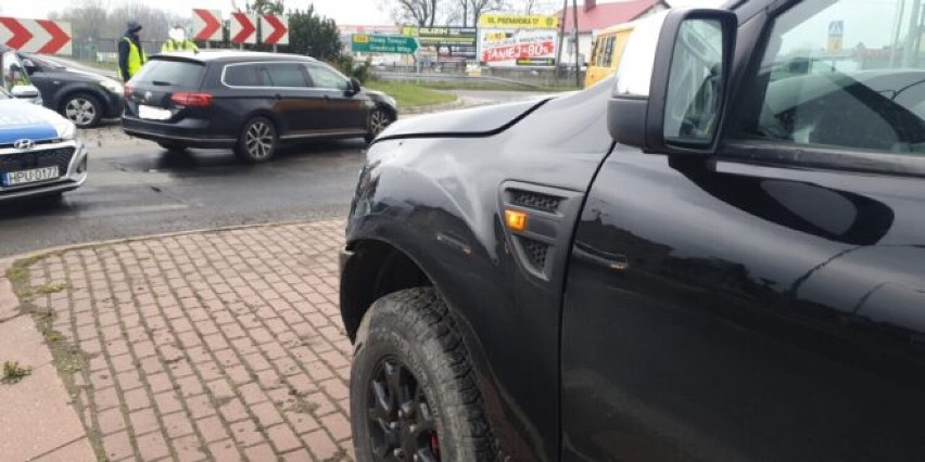 Zderzenie dwóch aut na rondzie w Kiełczewie