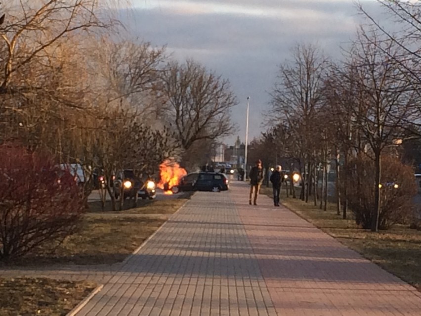 Samochód zaczął się palić na środku ulicy. Spłonął na parkingu