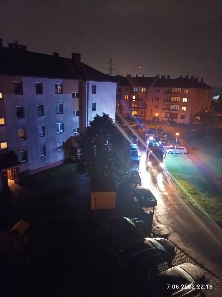 Tragiczne odkrycie na osiedlu Sieje w Kielcach. Strażacy wchodzili do mieszkania przez balkon, jego właścicielka nie żyła. Zobaczcie zdjęcia