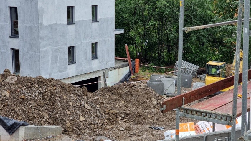 Zginął przysypany ziemią w wykopie na budowie osiedla w Bielsku-Białej. Trwa zbiórka - rodzina potrzebuje pomocy