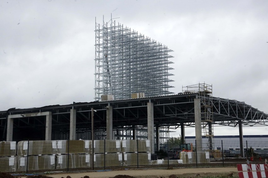 Legnica: Na byłym lotnisku powstaje najwyższy budynek, będzie miał 44 metry, zdjęcia