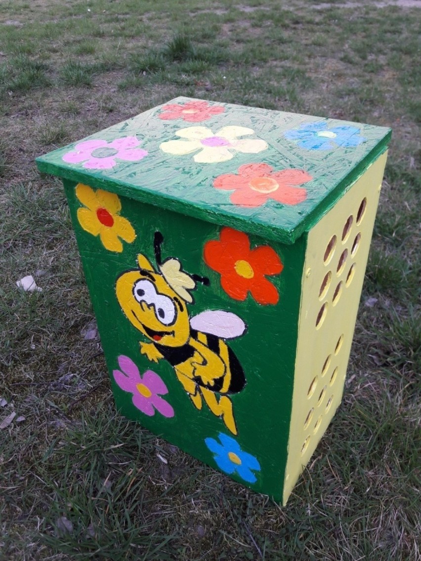 Maluchy z łowickiego przedszkola malowały pszczele budki [Zdjęcia]