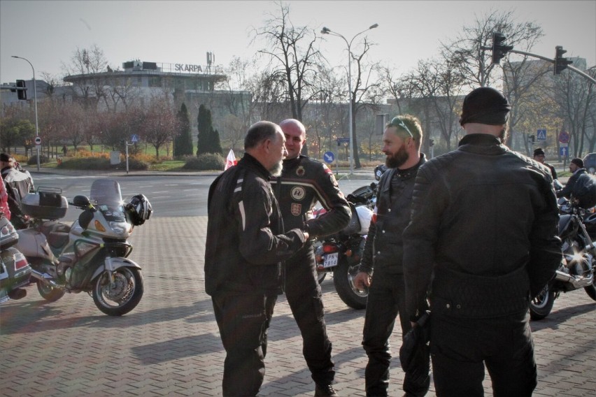 Konin. Patriotyczna parada motocyklowa przejechała ulicami centrum miasta w Narodowe Święto Niepodległości