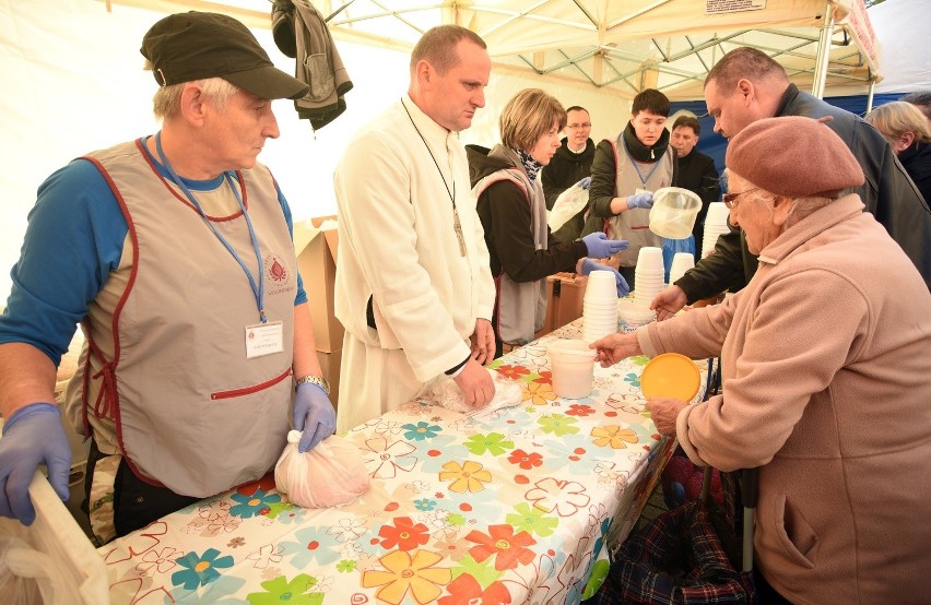 Dzień Walki z Ubóstwem 2015 / posiłek dla ubogich pod łódzką katedrą