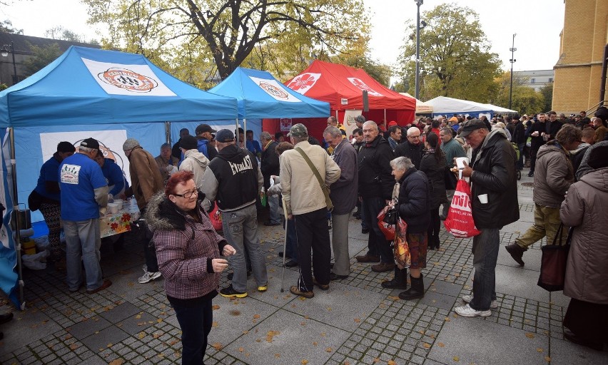 Dzień Walki z Ubóstwem 2015 / posiłek dla ubogich pod łódzką katedrą