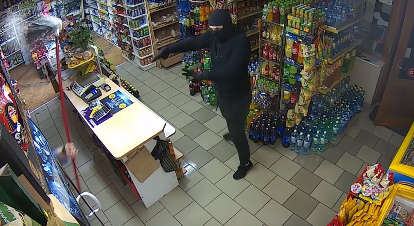 Napadł na sklep w Pinczynie. Sprzedawczyni wzięła mopa i przegoniła zamaskowanego złodzieja [FILM]